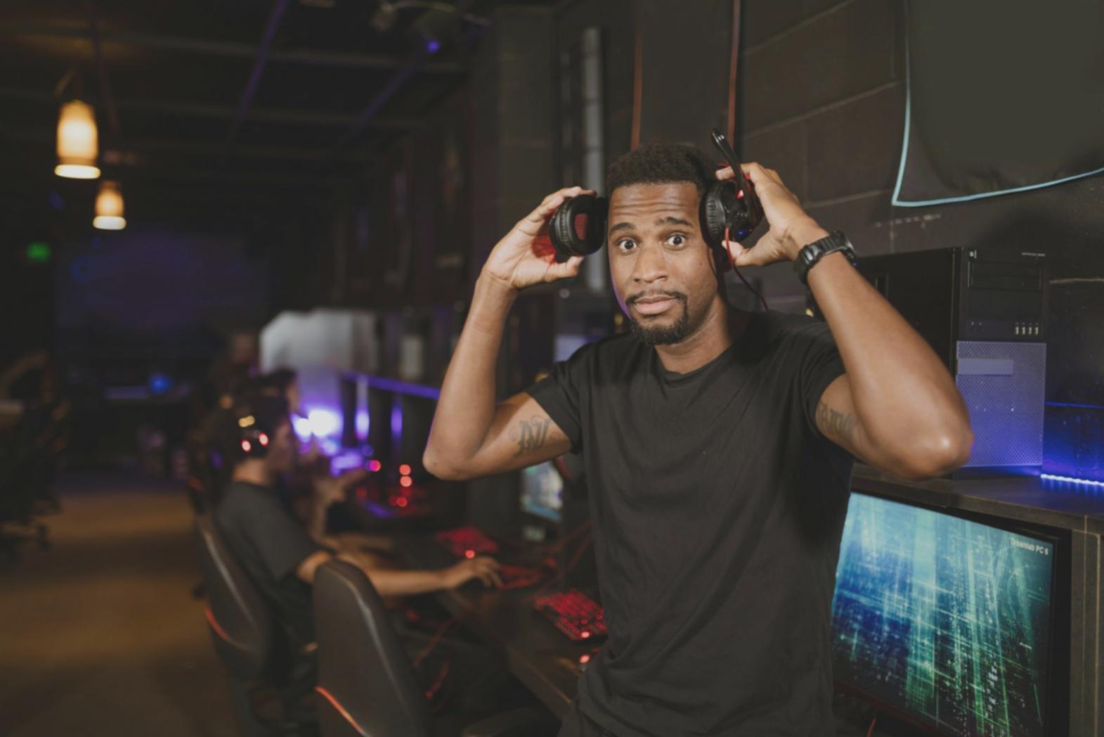 Professionelles Streaming-Setup mit mehreren Kameras und technischer Ausrüstung